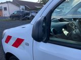 un camion blanc avec une bande rouge sur le côté