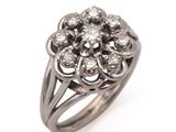 une image d'une bague sertie de diamants sur fond blanc
