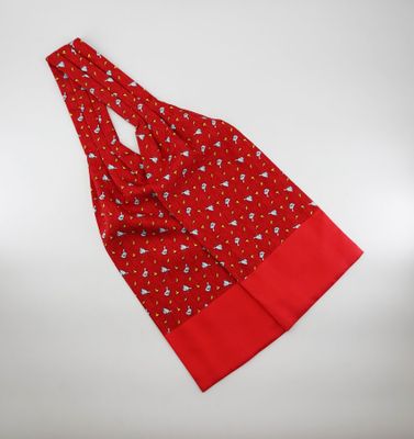 un tablier rouge et blanc orné d'un nœud papillon rouge