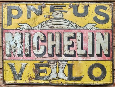 une enseigne portant l'inscription « Michel Vello » sur la façade d'un immeuble