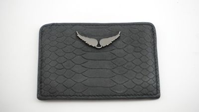 un portefeuille en cuir noir orné d'un emblème argenté en forme d'ailes