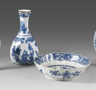 trois vases bleus et blancs et un bol sur une table