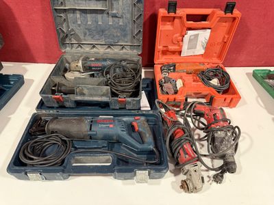 de nombreux outils posés sur une table