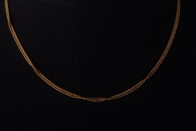 un collier à chaîne en or sur un mannequin mannequin mannequin mannequin mannequin mannequin mannequin mannequin mannequin mannequin
