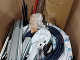 une boîte en carton contenant tout un tas d'appareils électriques