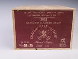 une boîte de vin posée sur une table