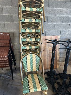 de nombreuses chaises empilées les unes sur les autres