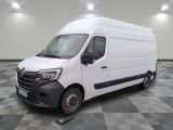 la camionnette blanche est garée sur le sol en damier d'une pièce