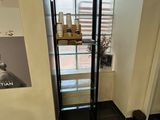 une vitrine en verre dans le coin d'une pièce