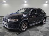 L'Audi QX est garée dans une grande pièce au sol carrelé en damier.