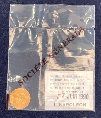 une pièce de monnaie dans un sachet en plastique posé sur une surface bleue