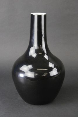 CHINE: Vase en porcelaine à émail noir, percé en dessous.
