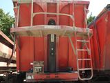 un wagon rouge immobilisé sur les rails