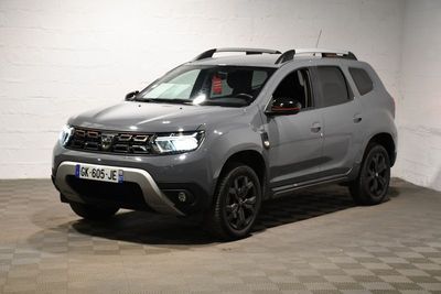 une photo d'une Dacia grise garée dans un garage