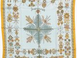 un foulard carré blanc et jaune orné d'un motif floral