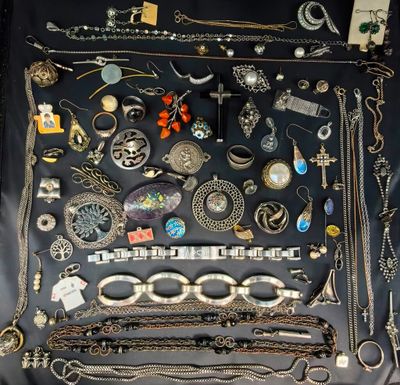 plusieurs types de colliers et de bracelets différents disposés sur une table
