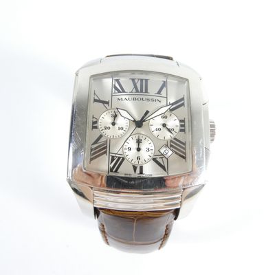 une montre en argent avec des chiffres romains sur le cadran