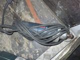 un cordon relié à un autre cordon au niveau d'une fenêtre
