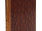 un vieux livre avec une couverture marron parsemée de petits points marron