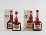 trois bouteilles de vin posées les unes à côté des autres devant une boîte