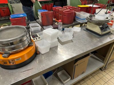 un homme debout dans une cuisine avec un mixeur