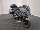 une moto qui est garée dans une pièce dont le sol est en damier