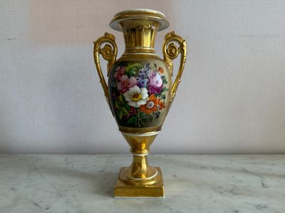 un vase en or orné d'un motif floral
