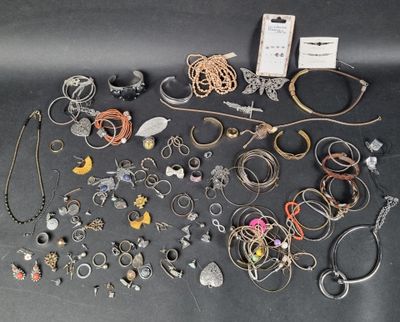 de nombreux types de bijoux sur la table