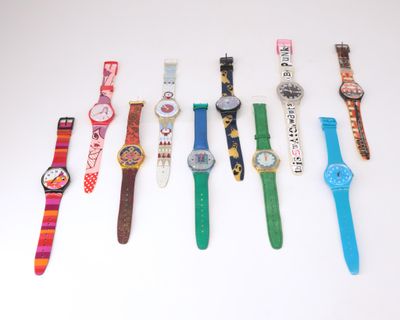 tout un tas de montres alignées sur la table
