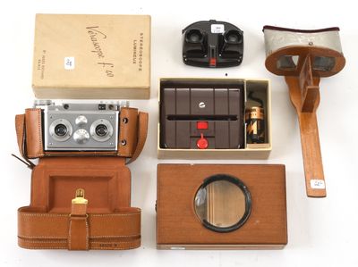 un étui marron sur lequel sont posés un appareil photo et d'autres objets