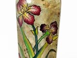 un vase orné d'une peinture représentant une fleur