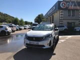 la voiture blanche est garée devant un bâtiment dans un parking