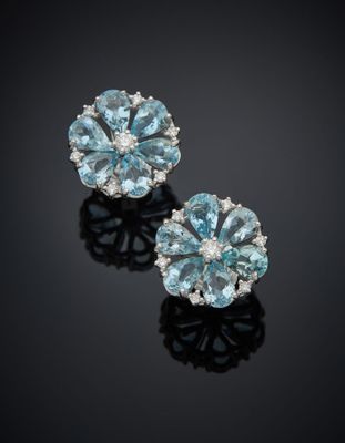 une paire de boucles d'oreilles en aigue-marine et diamants