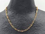 un collier à chaîne en or sur un mannequin mannequin mannequin mannequin mannequin mannequin mannequin mannequin mannequin mannequin