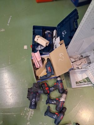 un tas d'outils par terre dans une pièce