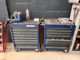 de nombreux outils sur un établi dans un garage