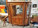 un meuble en bois avec une porte en verre dans une pièce