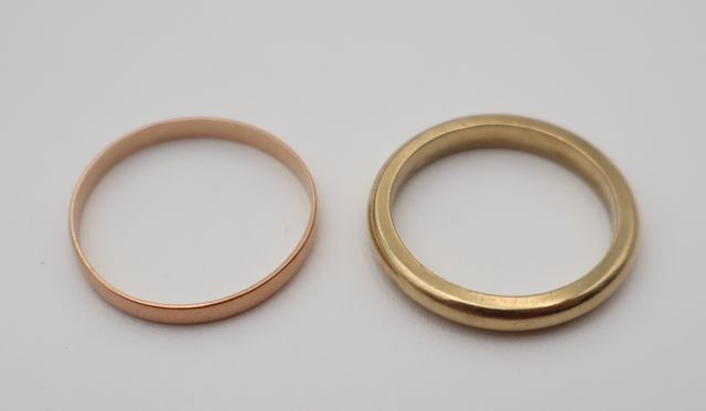 Deux alliances en or 18 carats 750 millièmes. Non poinçonnées. En...