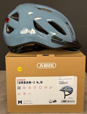 un casque bleu posé sur une boîte posée sur une table