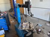 une machine bleue qui se trouve dans un garage