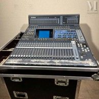 une grande console de mixage posée sur une table