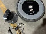 un robot posé par terre à côté d'un chargeur