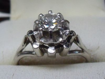 Bague solitaire en or blanc et platine, sertie d’un diamant …