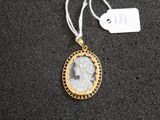 Gros plan sur un collier portant l'image d'une femme