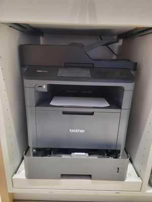 une imprimante installée à l'intérieur d'une armoire
