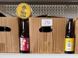 Des bouteilles de bière sont alignées sur une étagère dans un magasin