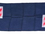 un tissu bleu sur lequel est représenté un homme