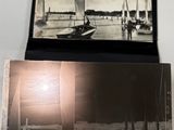 une photo en noir et blanc d'un bateau dans l'eau