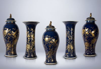 GARNITURE COMPOSEE DE : Trois vases couverts et deux vases c… - Photo 1