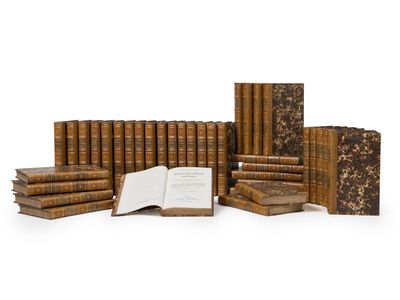 une pile de livres posés les uns sur les autres et les uns à côté des autres